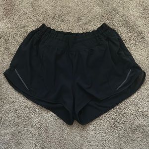 Lululemon Hottie Hot High-Rise 2.5 in Shorts Size 8